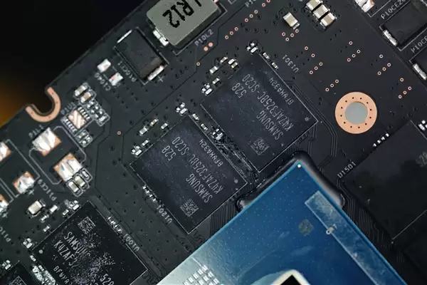 轻松本地部署大模型!铭瑄锐炫Pro B70 32GB Turbo显卡图赏