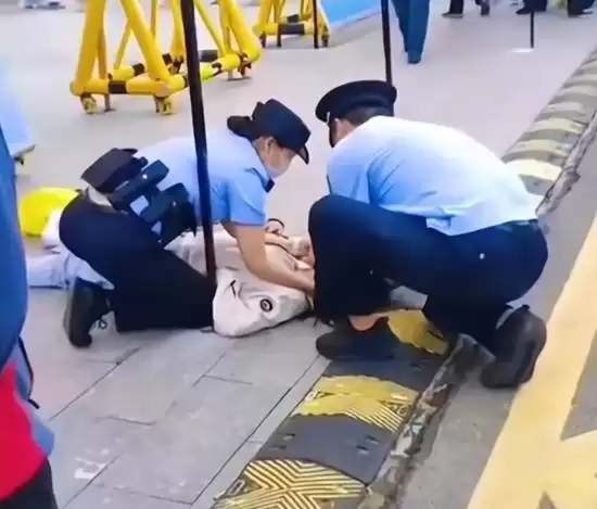 高考考生吓到腿软被背进考场 网友:进去了笔都拿不稳