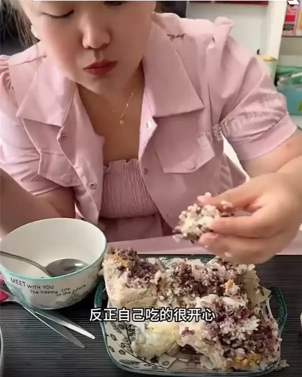女子自制蛤蟆粽子 蛤蟆肚里塞糯米蛋黄 网友：粽子甜咸大战就此落幕