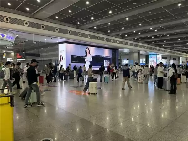 出发与抵达，总有凯度：机场高铁大屏，把 “用心生活” 带进旅途