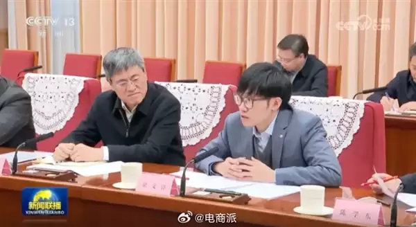 DeepSeek创始人梁文锋高考状元旧照及报道曝光：分数过了清华线 却选择浙大