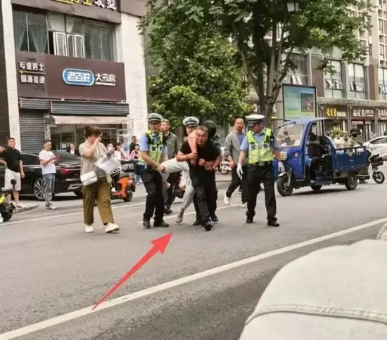 高考考生吓到腿软被背进考场 网友:进去了笔都拿不稳