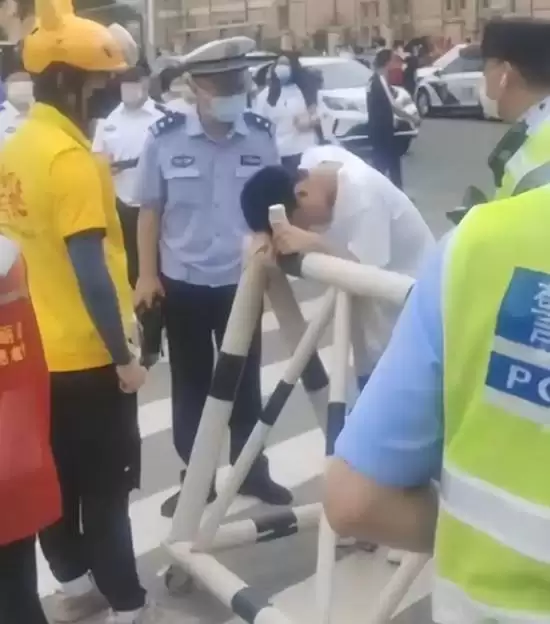 高考考生吓到腿软被背进考场 网友:进去了笔都拿不稳
