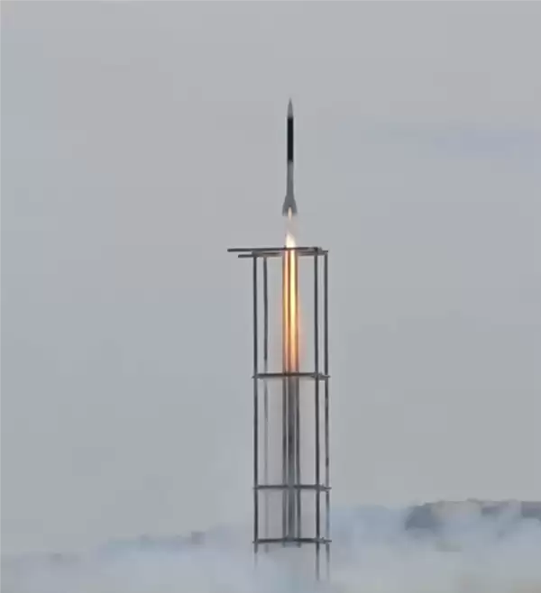 全国首枚！中学生自研火箭发射成功：飞行高度15公里 速度2.2马赫