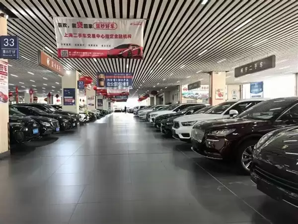 奔驰14万、奥迪17万！二手豪车跌至白菜价 车商哭诉卖一辆亏一辆