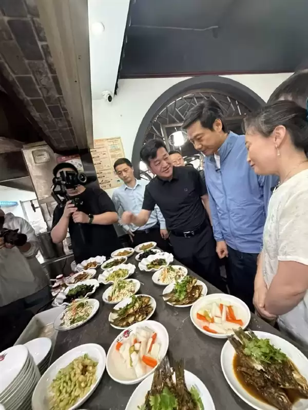 雷军现身江苏盐城：一路逛吃打卡 品尝特色鱼汤面、鸡蛋饼