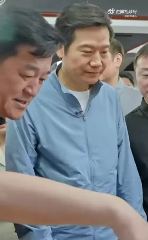 雷军现身江苏盐城：一路逛吃打卡 品尝特色鱼汤面、鸡蛋饼