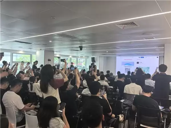 全程起立拍照：飞书“走近北汽福田”，为什么让同行追着抄作业