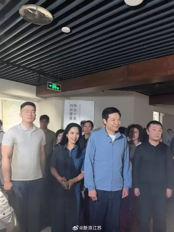 雷军现身江苏盐城：一路逛吃打卡 品尝特色鱼汤面、鸡蛋饼