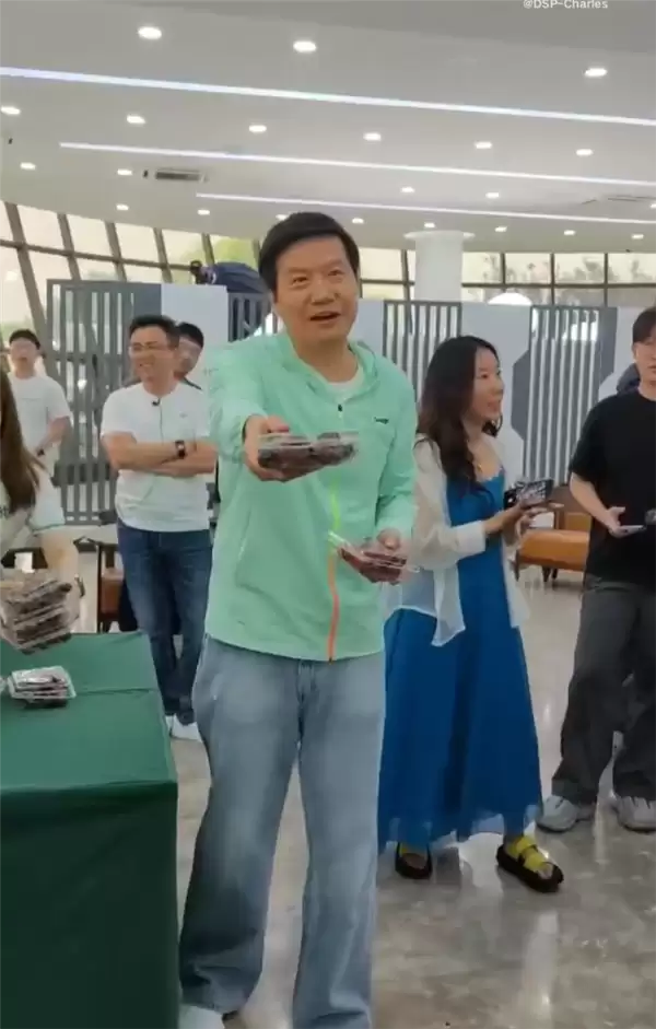 雷军盐城试验场送车厘子慰问 不只送小米员工 其他品牌工程师也有份