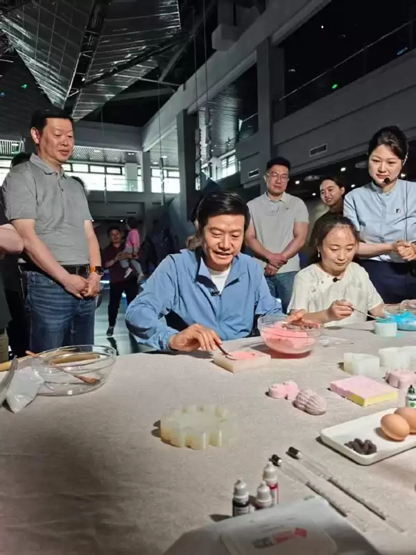 雷军现身江苏盐城：一路逛吃打卡 品尝特色鱼汤面、鸡蛋饼