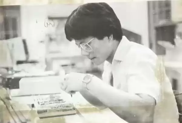 黄仁勋分享浪漫恋爱史 大学靠辅导功课追到妻子 台下女儿当场被甜到