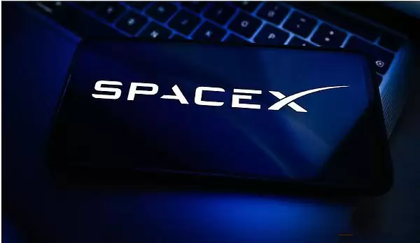 SpaceX 火箭发射与星链卫星网络示意图