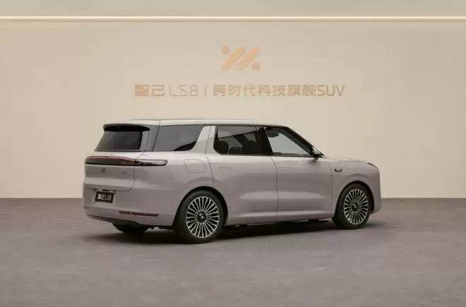 千问大模型上车，智己LS8上市 万元起