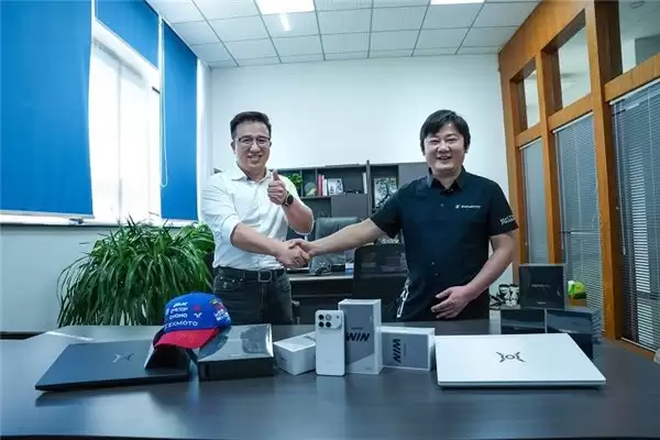 张雪机车与荣耀达成战略合作携荣耀 WIN 系列出征 WSBK 赛场