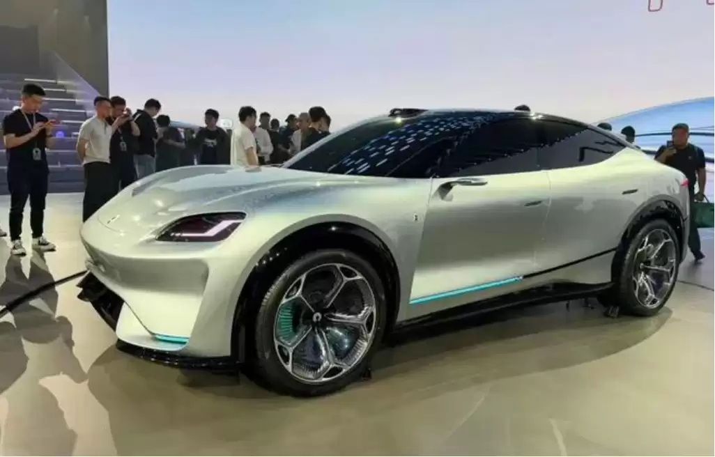 AI“投胎”物理世界，第一志愿选了AI汽车