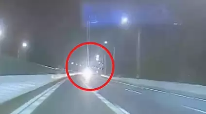 货车在高速逆行两车擦肩而过险酿惨剧 交警：记12分