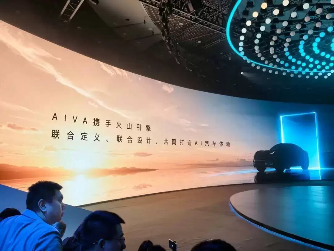 AI“投胎”物理世界，第一志愿选了AI汽车