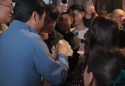 雷军现身盐城给粉丝发麦芽糖:边吃边发太接地气