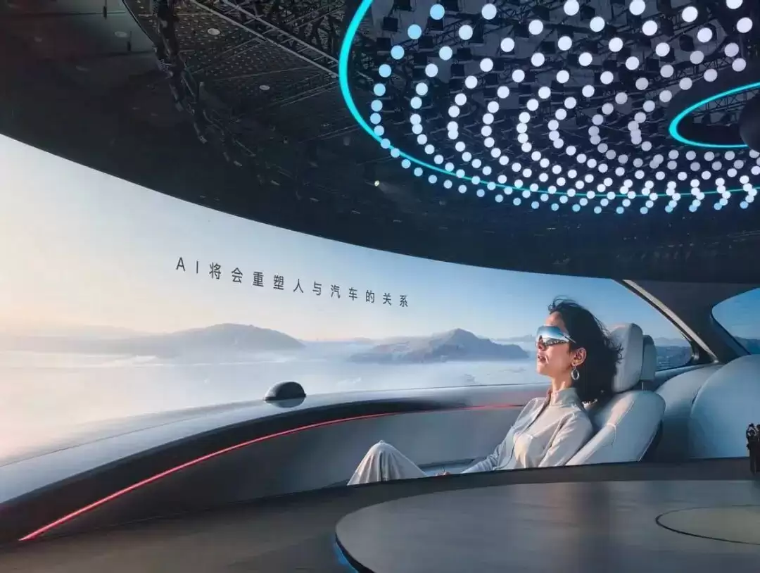 AI“投胎”物理世界，第一志愿选了AI汽车
