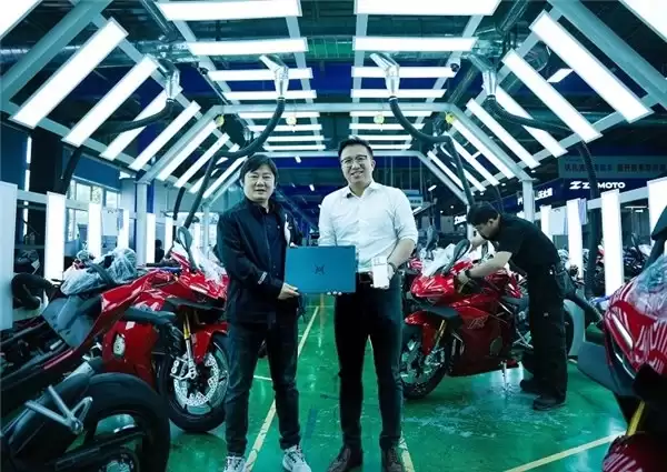 张雪机车与荣耀达成战略合作携荣耀 WIN 系列出征 WSBK 赛场