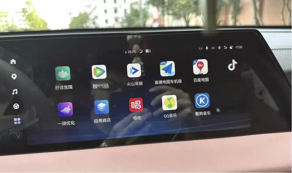 AI“投胎”物理世界，第一志愿选了AI汽车