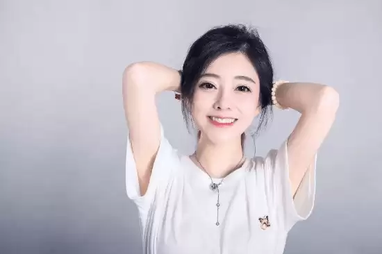 冯提莫直播承认整容！自嘲“像被菜刀割过”
