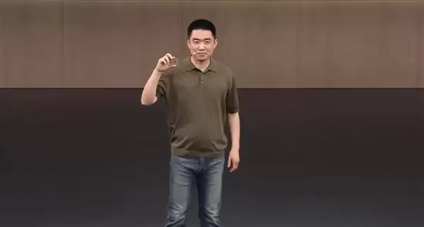 李想高举马赫M100求合影：记得标上全世界性能最强AI芯片