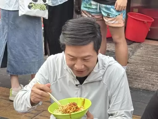 网友偶遇雷军武汉街头过早：蹲小板凳嗦热干面 被夸帅气还聊到世界杯
