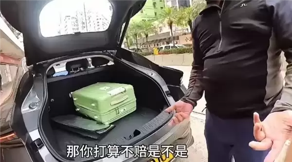 女乘客香港打车被索赔300元 司机称行李箱刮花了他50万的新车