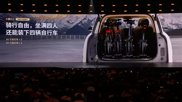 把家搬上车！小鹏GX配全套智能家居：双开门冰箱、中央空调