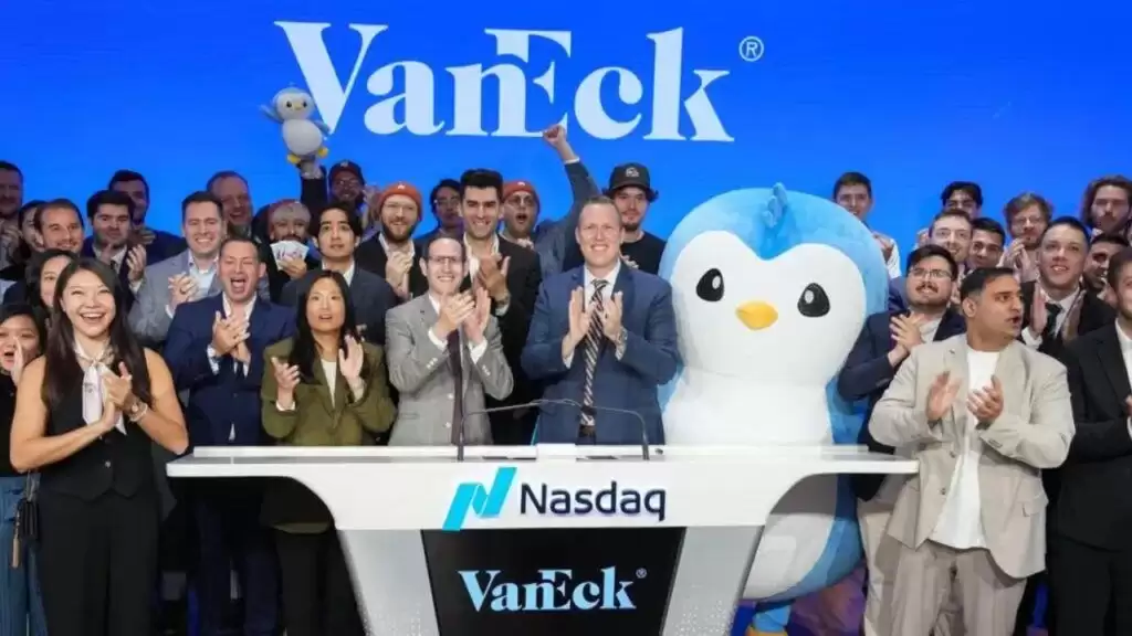 VanEck 与 Pudgy Penguins 团队敲响纳斯达克开市钟的现场照片