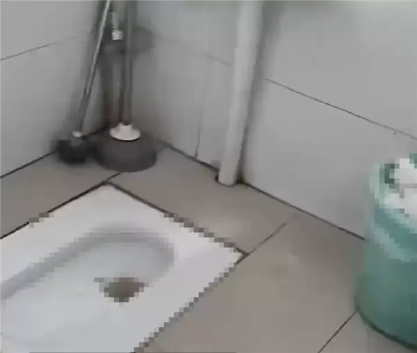 超市厕所水池浸泡白条鸡 商家称不售卖 市监局作出回应
