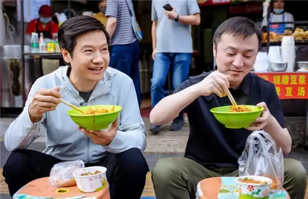 雷军忙里偷闲品尝各地美食 网友：改行做吃播吧