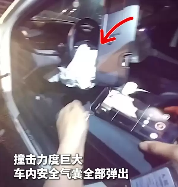 女子开智驾分心和男友吵架致车辆失控撞护栏：罚款记3分