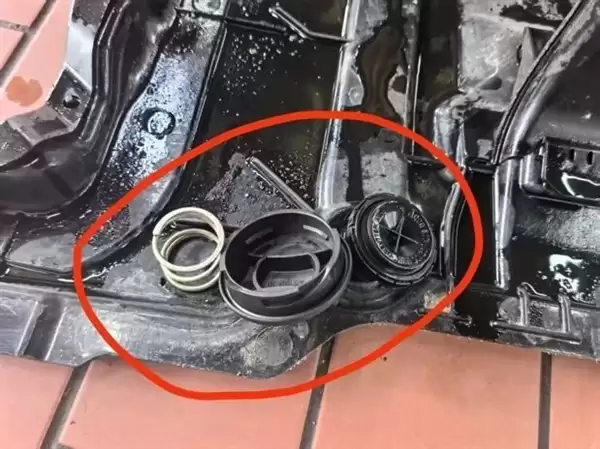 刚提的奔驰GLC高速行驶突发故障：发动机冒出大量白烟