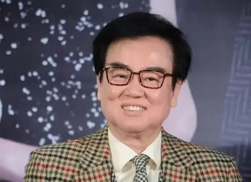 80岁香港艺人黄百鸣今日入狱服刑