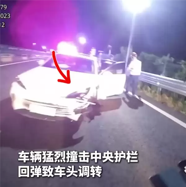 女子开智驾分心和男友吵架致车辆失控撞护栏：罚款记3分