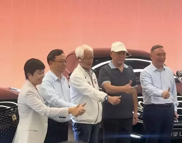 茅台泰斗季克良入手仰望U8L鼎世版 王传福亲自交车