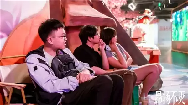 五角场周末新去处:WRL夏季赛线下开放,露营椅蒲团躺平看比赛