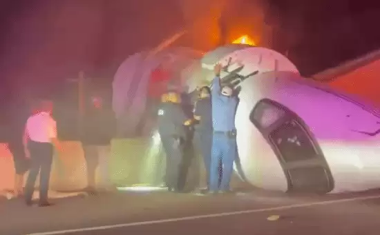百万富翁乘私人飞机坠亡！撞上公路汽车 火光冲天