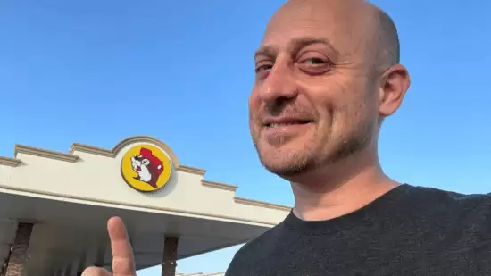 百万富翁乘私人飞机坠亡！撞上公路汽车 火光冲天