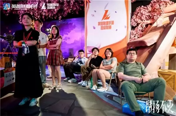 五角场周末新去处:WRL夏季赛线下开放,露营椅蒲团躺平看比赛