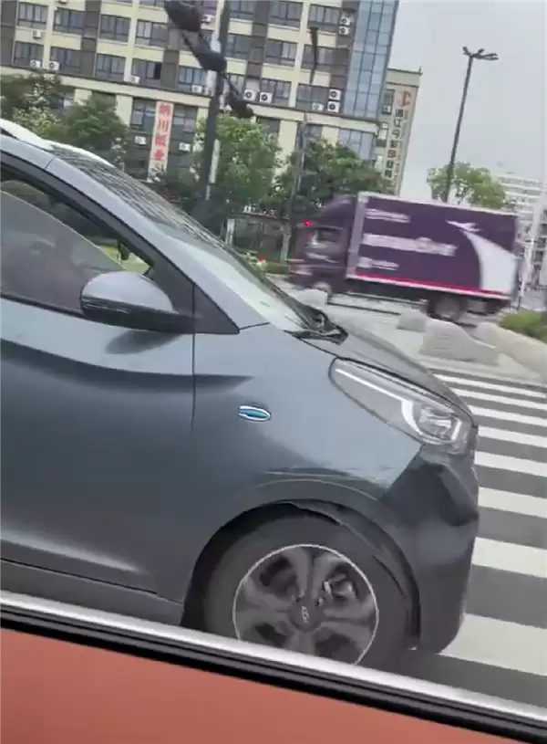 无视交规！男子脚踩方向盘开车玩手机：当地交警火速传唤处罚