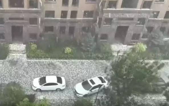 刚提的奔驰遇特大冰雹被砸出上百个凹坑：去地库避险又撞掉车标