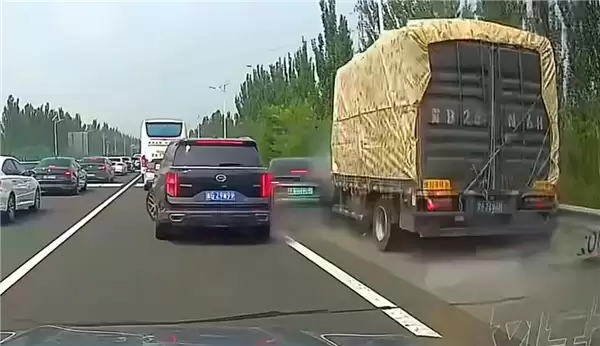 高速堵车特斯拉Model 3压实线变至应急车道 遭大货车迎头痛击