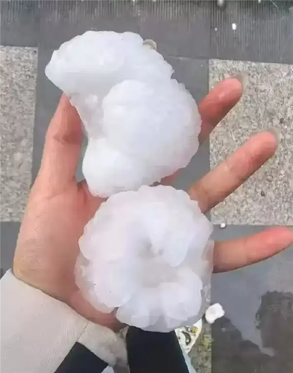 刚提的奔驰遇特大冰雹被砸出上百个凹坑：去地库避险又撞掉车标