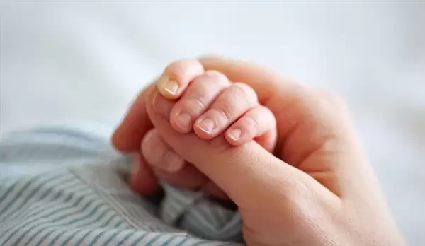 婴儿列车上哭闹20分钟 男子30秒哄好 网友：这一刻他就是全车厢的神