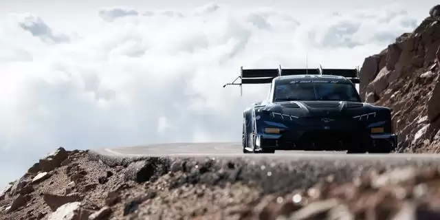 福特超级野马Mach-E纯电赛车夺得2026派克峰爬山赛冠军