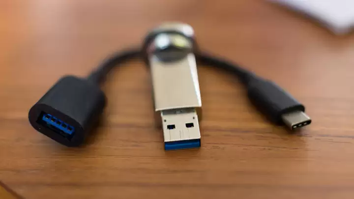 为什么 iPhone 数据线的 USB 接口不能正反插? 为什么 iPhone 数据线的 USB 接口不能正反插?
